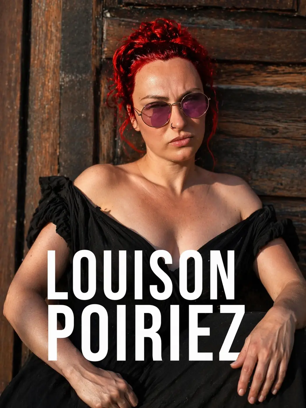 Portrait de Louison Poiriez assise en robe noire devant un fond en bois, avec son nom en grand sur l’image.
